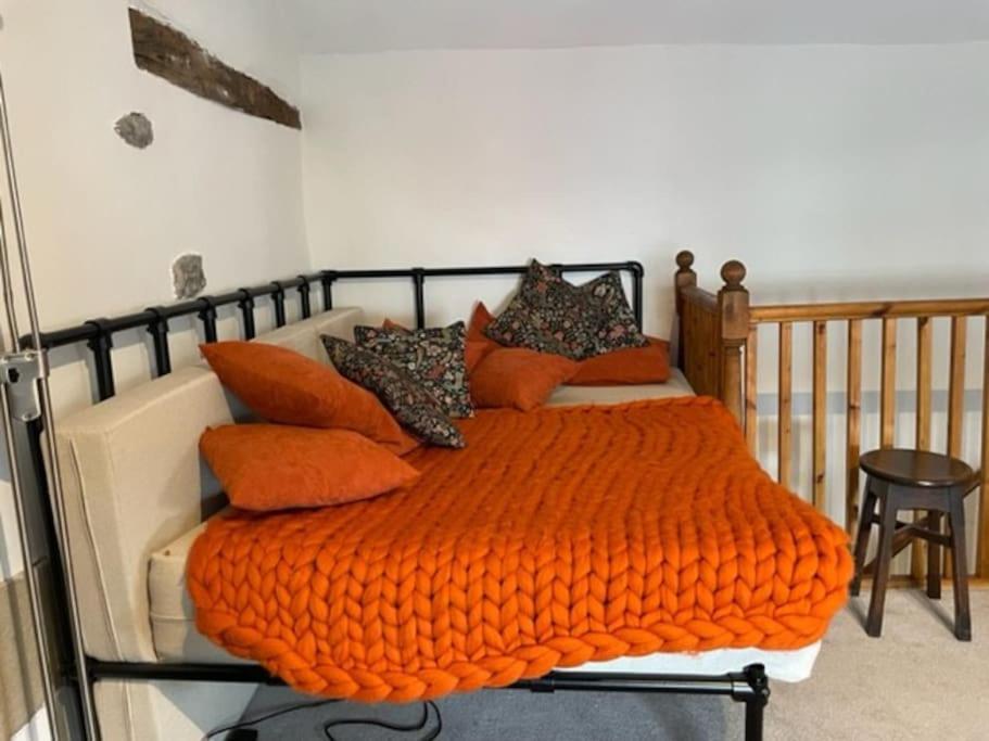 Holiday home Beautiful Listed 3 Bedroom With Wood Burner *