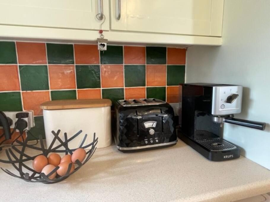 Beautiful Listed 3 Bedroom With Wood Burner *